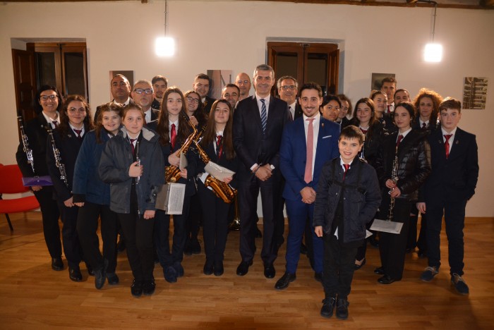 Imagen de Álvaro Gutiérrez y Jose Ruiz con los componentes de la Banda de Música de Noez