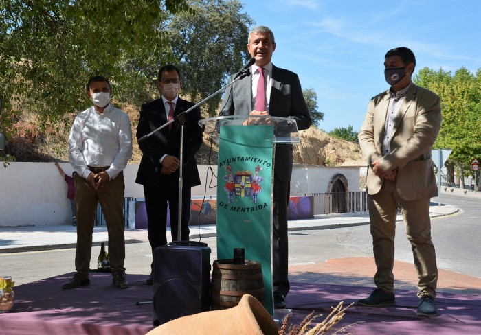 Álvaro Gutiérrez dirigiendo unas palabras a los presentes a la inauguración del museo