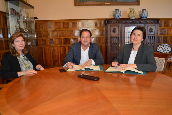 Imagen de Tomás Villarrubia, María del Mar Azaña, en la firma del convenio, acompañados por Sagrario Balmaseda