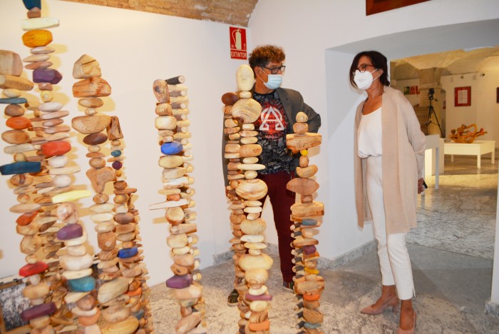 Ana Gómez en la exposición de José Carlos Calvo