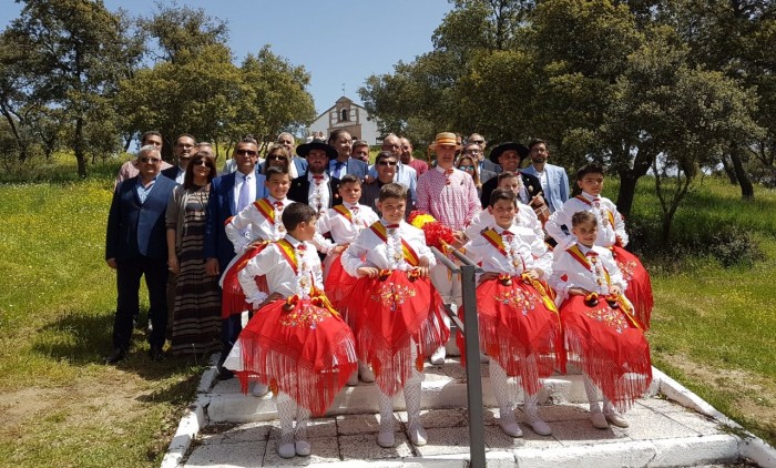 Danzantes con autoridades