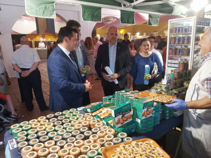 Cristina Cebas recorriendo la feria