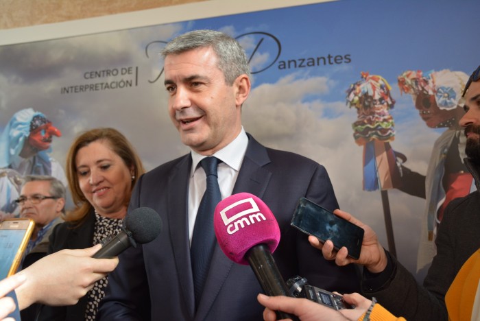 Álvaro Gutiérrez atendiendo a los medios de comunicación junto a la consejera de Educación y Cultura