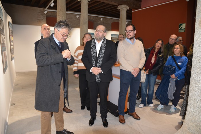 Un momento de la visita a la muestra