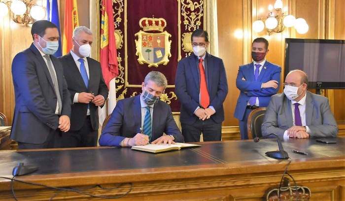 Imagen de Álvaro Gutiérrez con el vicepresidente regional y los presidentes provinciales