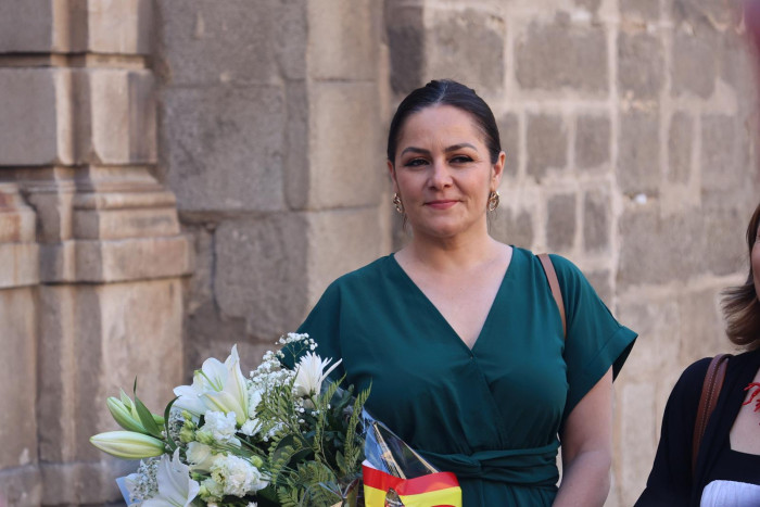 Ofrenda floral en la Puerta de Reyes de la SI Catedral Primada