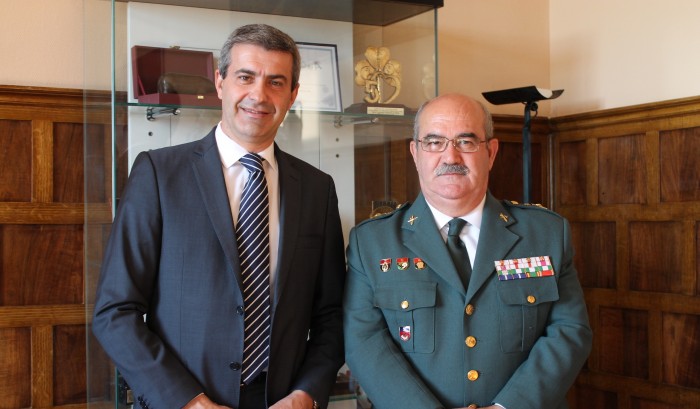 Álvaro Gutiérrez junto al general de la Guardia Civil, Alfredo González Ruiz