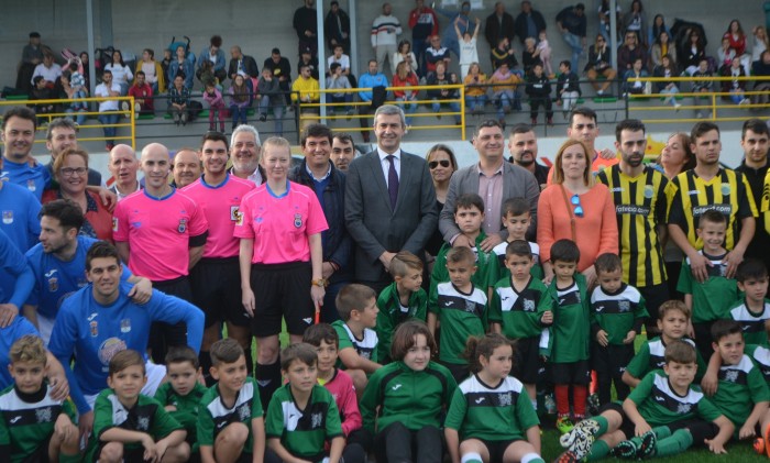 Álvaro Gutiérrez ha inaugurado el nuevo césped artificial del campo de fútbol de Méntrida
