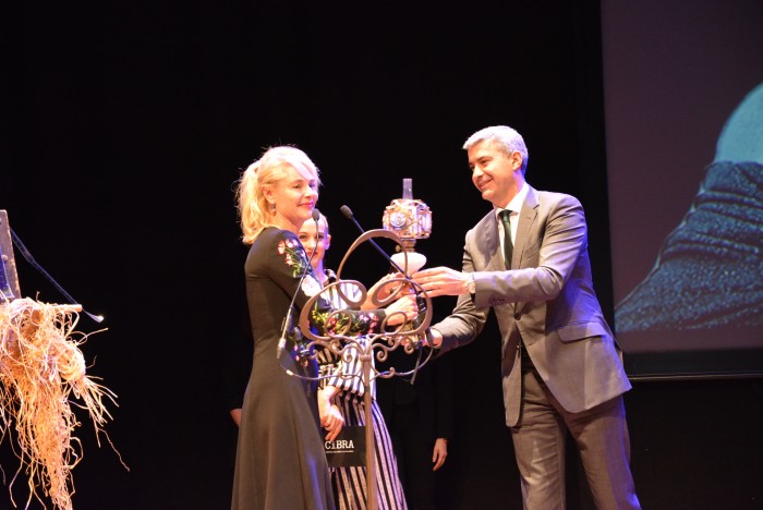 Imagen de Álvaro Gutiérrez entregando el Premio Alice Guy a Belén Rueda