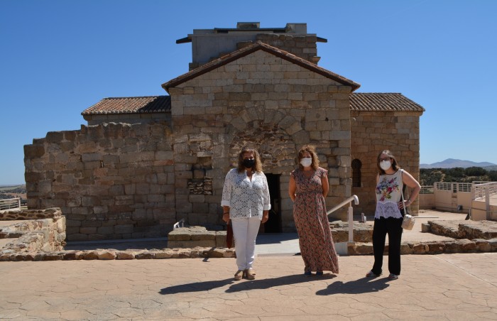 Imagen de Cristina Cebas, Gema Climent y Gema Calderón delante de la Ermita de Santa María de Melque