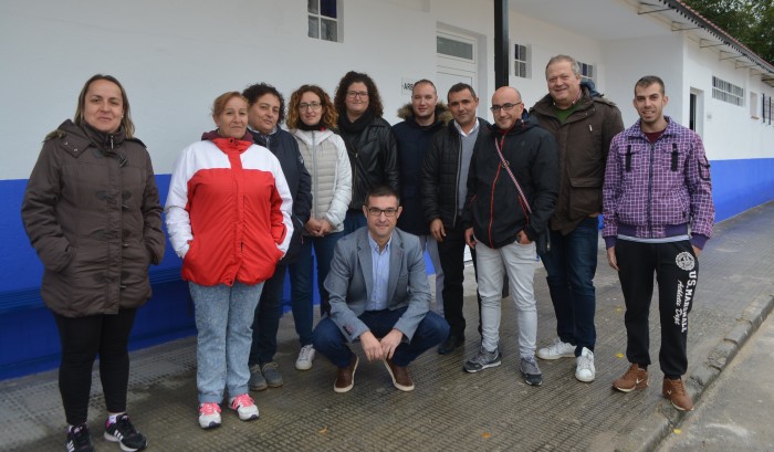 Imagen de Fernando Muñoz con Jesús Fernández y los participantes en el taller de empleo de Tembleque