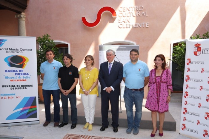 Imagen de María Ángeles García junto a representantes municipales y de la Banda de Illescas