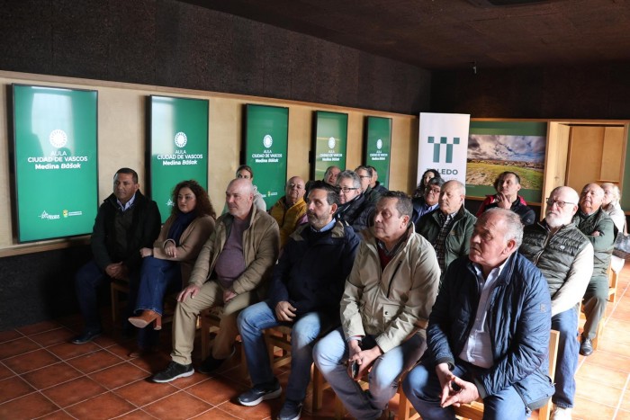 01032025 Entrega material Centro Ciudad de Vascos en Navalmoralejo (2)