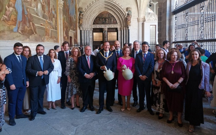 Imagen de La presidenta de la Diputación, junto con el alcalde de Toledo y miembros de la Corporación