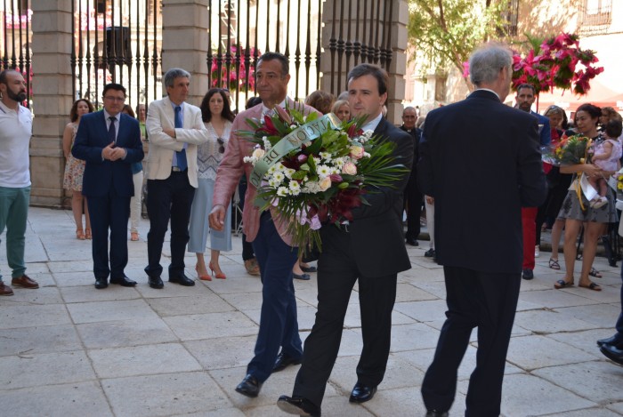 Imagen de Angel Luengo y Rafael martín antes de depositar el ramo de flores