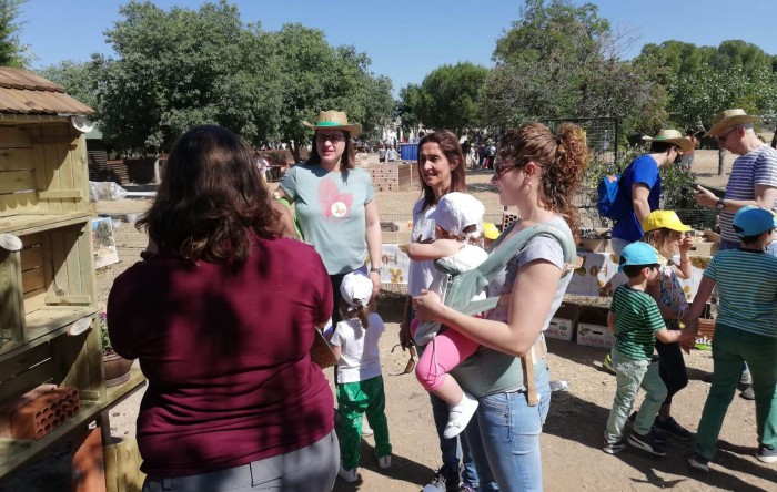 Flora Bellón acompañando a los visitantes en El Borril