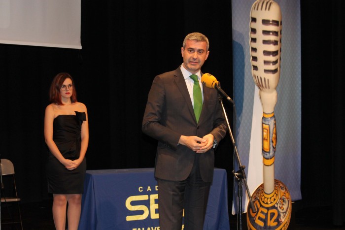 Imagen de Álvaro Gutiérrez felicitando a los premiados y a la Cadena SER Talavera