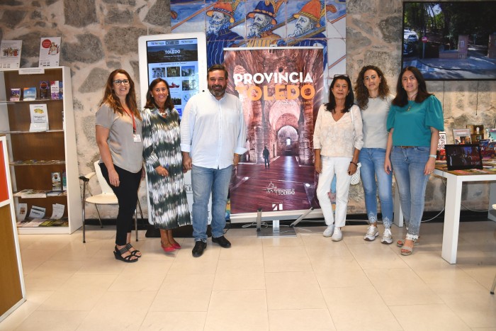 Joaquín Romera con las agentes de turismo de la Diputación