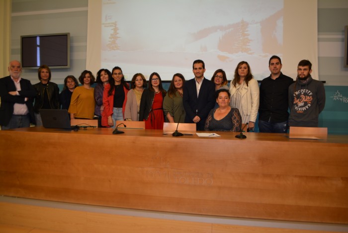 Jaime Corregidor con los técnicos y alumnado del taller de empleo de Camuñas