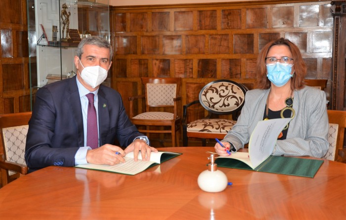 Álvaro Gutiérrez y Ana Cabellos firmando el convenio de colaboración