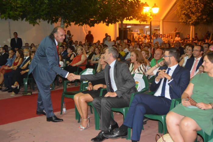 Álvaro Gutiérrez felicita al pregonero de las fiestas de Gerindote tras su intervención