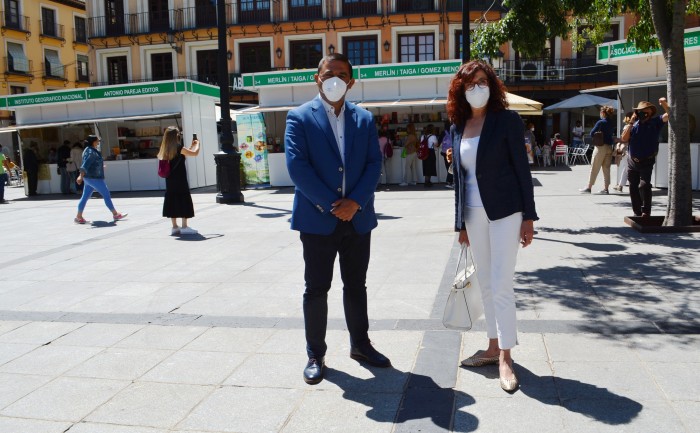 Imagen de Ana Gómez y José carlos Sánchez en la fería del Libro de Toledo