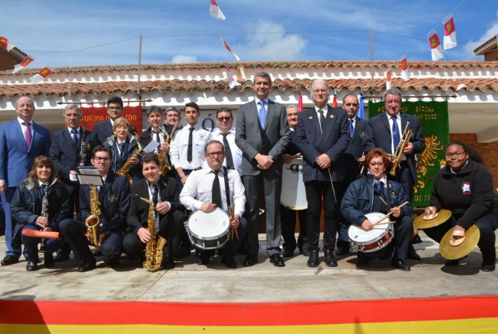 Imagen de Álvaro Gutiérrez con las bandas de Navamorcuende y Sartajada (archivo)