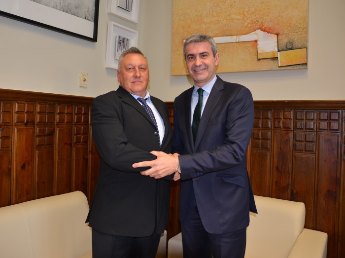 Álvaro Gutiérrez felicita al trabajador de la Diputación José Lara, ejemplo de valor y compromiso