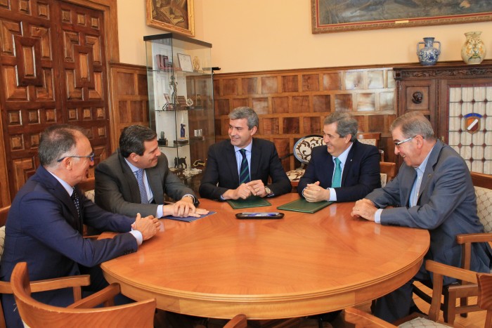 Álvaro Gutiérrez con los responsables de FEDETO