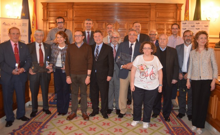 Imagen de Foto de familia de autoridades y premiados