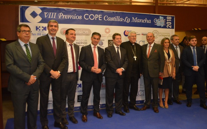 Imagen de Álvaro Gutiérrez con los asistentes a los VIII Premios COPE Castilla-La Mancha