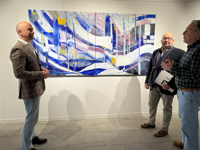 Imagen de Tomás Arribas visita la exposición de Agustín Decórdoba