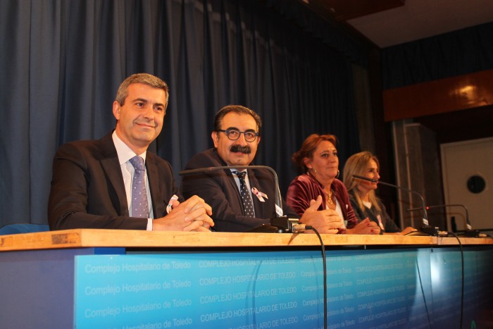 Imagen de Álvaro Gutiérrez en su intervención en el acto que ha tenido lugar en el hospital de Toledo