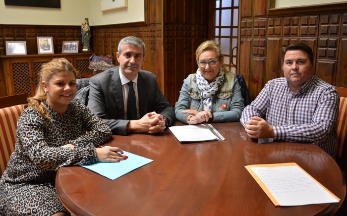 Álvaro Gutiérrez y Cristina del Olmo y su equipo de gobierno durante la reunión