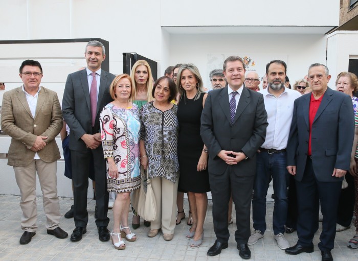 Imagen de Álvaro Gutiérrez junto a los asistentes a la inauguración del centro de mayores 