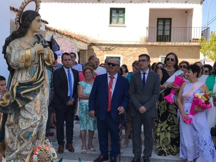 Fernando Muñoz junto a Ismael Ibáñez y José Gutiérrez ante la imagen de la patrona de El Bercial