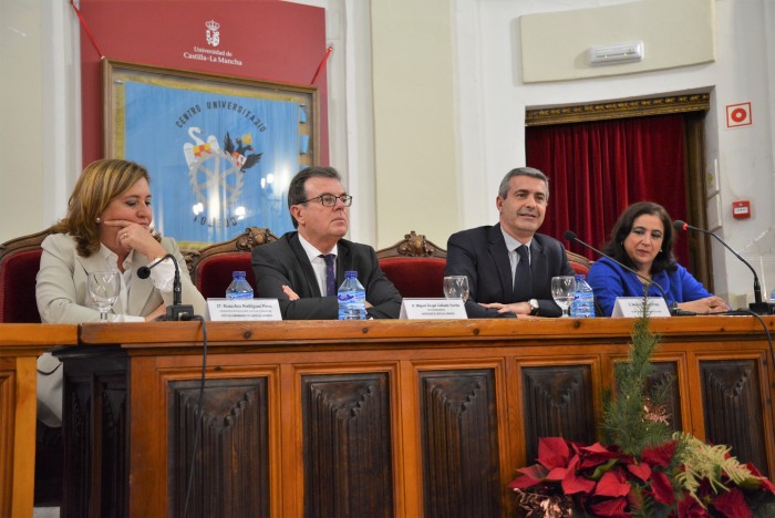 Imagen de Álvaro Gutiérrez interviniendo en el acto del 50 Aniversario del Colegio Universitario de Toledo