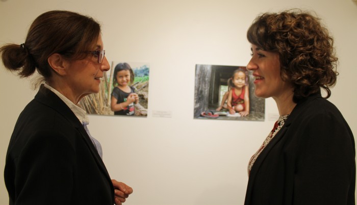 Imagen de Ana María Gómez escucha las explicaciones de Irina Moreno, autora de las fotografías de Nepal