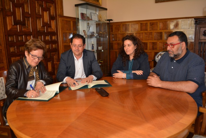 Tomás Villarrubia firma el convenio de colaboración con ATAFES