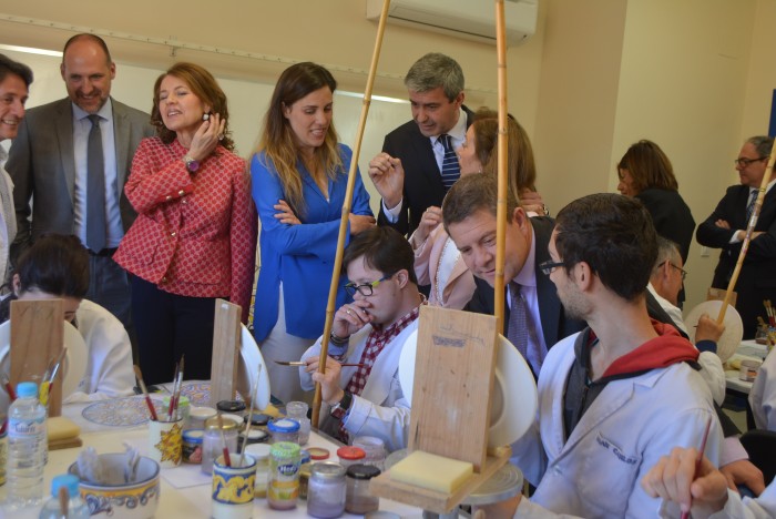 Imagen de Álvaro Gutiérrez y Emiliano García-Page en la visita al centro ocupacional Virginia Manos Artesanas