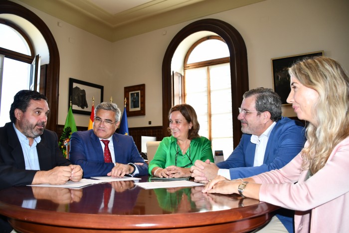 La presidenta de la Diputación de Toledo se reúne con FEDETO