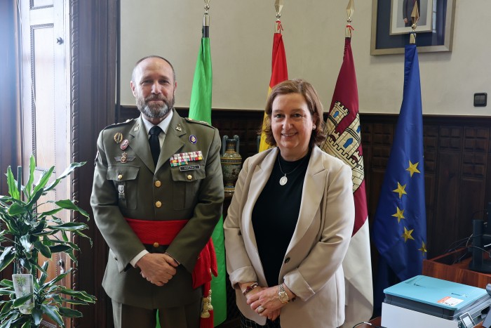 Imagen de La presidenta Cedillo despide al general Arenas, director del Museo del Ejército