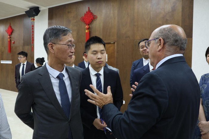 Imagen de Del Castillo en la embajada China