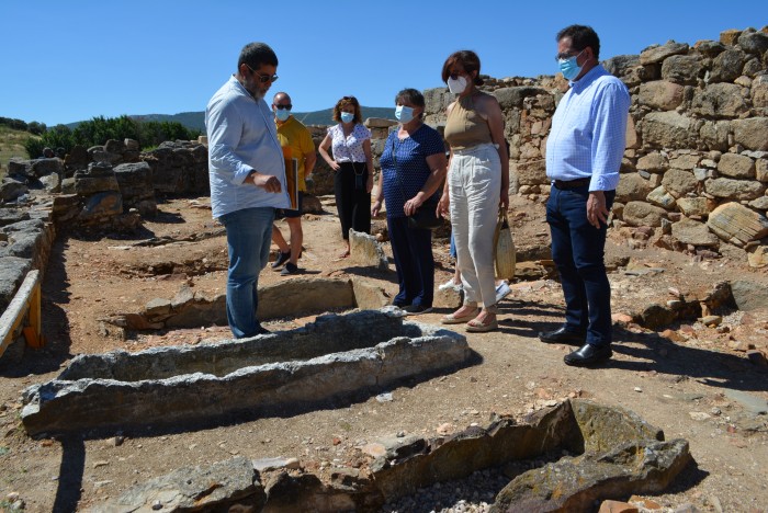 Imagen de Ana Gómez visitando el yacimiento