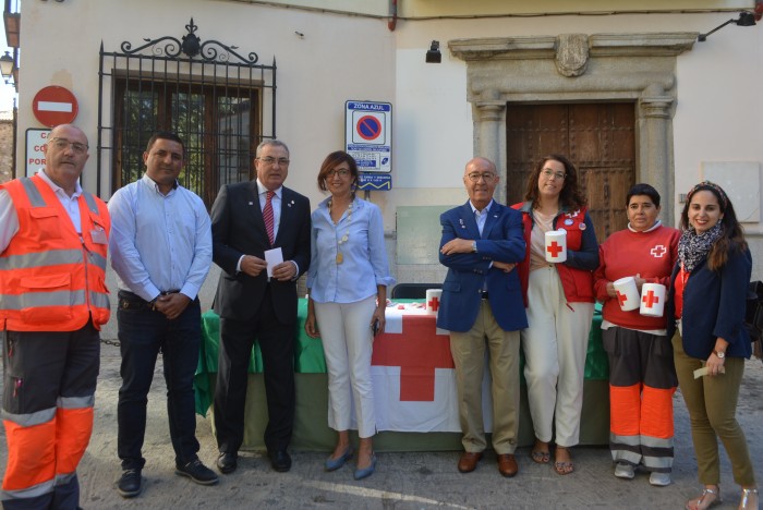 Ana Gómez y José Carlos Sánchez con Juan Carlos Santos y los voluntarios de Cruz Roja