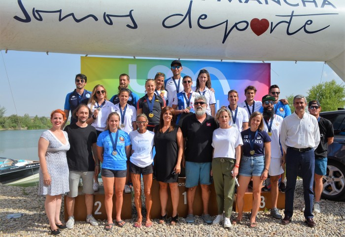 Imagen de Álvaro Gutiérrez, junto a Noelia Pérez y Silvia Fernández con las y los campeones de sky acuático