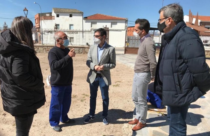 Fernando Muñoz visitando las obras del convento de Velada