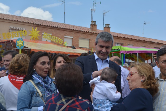 Álvaro Gutiérrez charlando con vecinas de La Guardia