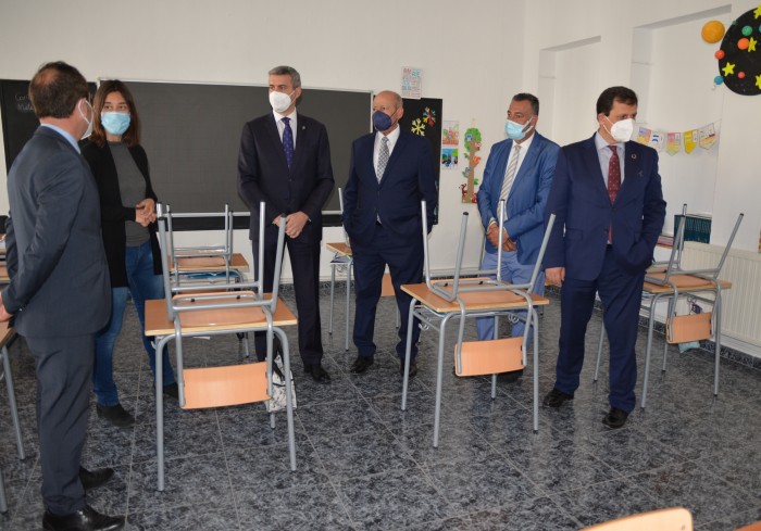 Álvaro Gutiérrez foto Cabañas colegio visita