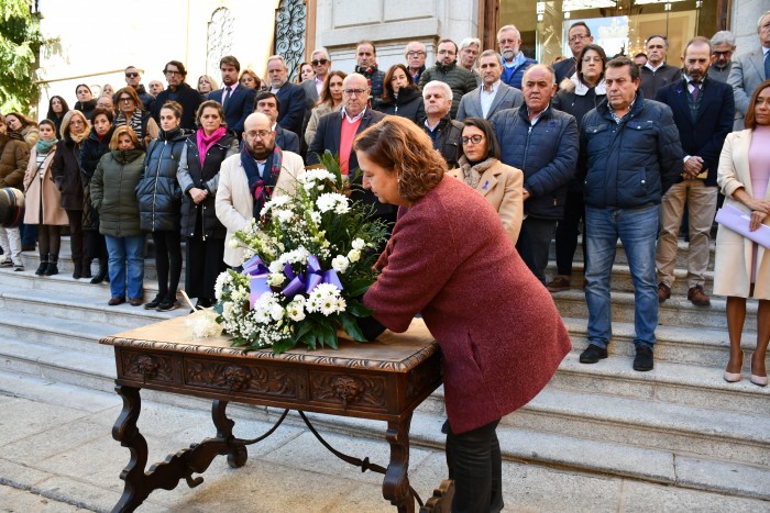 Imagen de Concepción Cedillo colocando el ramos de flores